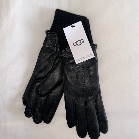 UGG Accessories - NWT Ugg Gloves (Texting)